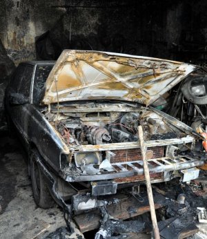 Miejsce pożaru garażu, spalone auto