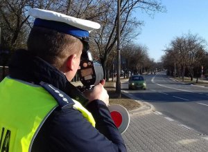kontrola prędkości przez policjanta na drodze