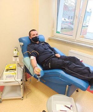 funkcjonariusz podczas oddawania krwi