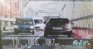 zdjęcie z videorejstratora samochody osobowe na ulicy na moście