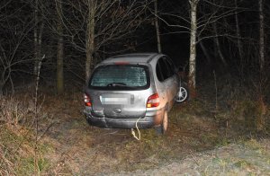 pobocze drogi, uszkodzony samochód, który wjechał w drzewo
