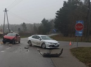 stojące na skrzyżowaniu dwa samochody osobowe uszkodzone w wyniku kolizji