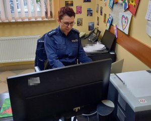policjantka siedząca przed komputerem