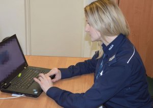 Starszy sierżant Anna Kopeć  przy komputerze podczas spotkania online z młodzieżą