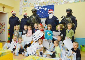 policjanci wspólnie z dziećmi na spotkaniu mikołajkowym