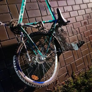 uszkodzony rower po wypadku leży na chodniku