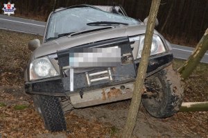 uszkodzony samochód, który wjechał w drzewo