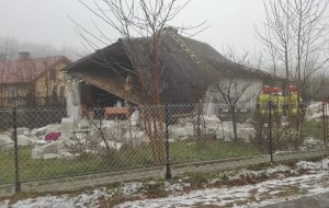 służby ratownicze w akcji, w tle widać zawalony budynek