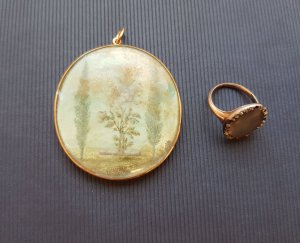 medalion w złotej oprawie pierścień ze szklanym oczkiem