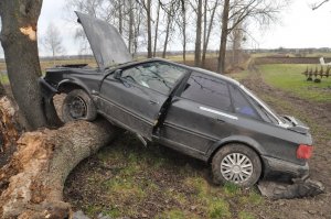 rozbity samochód osobowy, który uderzyl w drzewo
