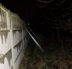 pora nocna, metalowe profile oparte o betonowe ogrodzenie