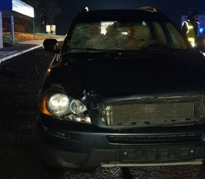 Volvo z rozbita przednia szybą i uszkodzonym lewym reflektorem