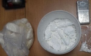 foliowe woreczki i plastikowe wiaderko z zabezpieczoną amfetaminą