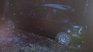 czarny samochód marki BMW rozbity na drzewie