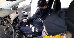 policjantka i dziecko w radiowozie