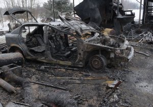 pogorzelisko i spalony samochód marki Opel