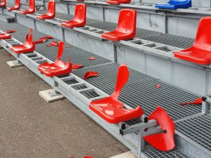 zniszczone krzesełka na stadionie