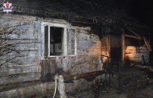 spalony drewniany budynek mieszkalny