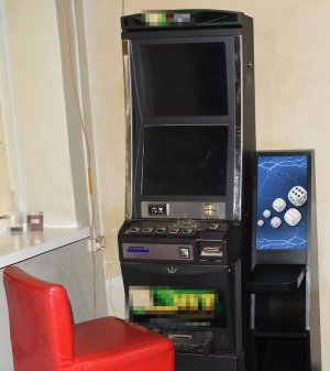 automat do gier hazardowych i stojący przy nim fotel