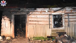 strawiony ogniem drewniany dom jednorodzinny