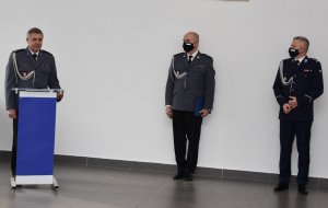 przemówienie wygłasza młodszy inspektor Ryszard Wasiak obok stoja nadkomisarz Szymon Mroczek i inspektor Artur Bielecki