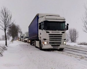 samochody ciężarowe stoją na drodze