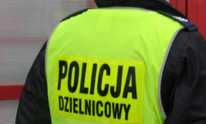 żółta policyjna kamizelka z napisem POLICJA DZIELNICOWY