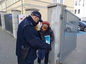 policjant rozmawia z kobietą na ulicy