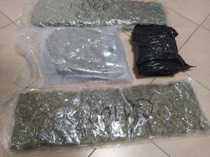 Cztery pakunki foliowe z narkotykami na podłodze