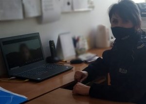 policjantka przed laptopem podczas zdalnej lekcji