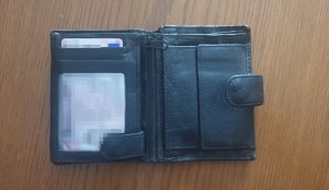 odzyskany portfel z dokumentami należący do pokrzywdzonego