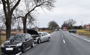 kolizja drogowa w miejscowości Zakręcie, rozbite trzy pojazdy