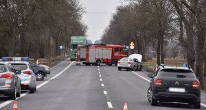 zdarzenia drogowe w miejscowości Zakręcie, rozbite pojazdy i służby na miejscu