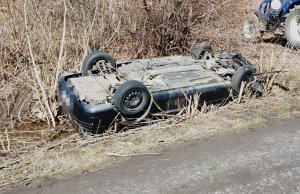 samochód leżący w rowie do góry kołami