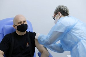 nadbrygadier Grzegorz Aalinowski w czasie podawania szczepionki przeciw Covid 19