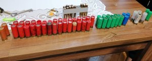 czerwona i zielona amunicja leżąca na stole w rzędzie w szeregu
