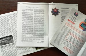 trzy gazety otwarte na stronach z informacjami policyjnymi