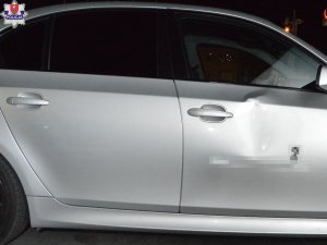 uszkodzone w wyniku kopnięcia drzwi samochodu osobowego