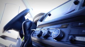 Kokpit nowego radiowozu marki Volkswagen Crafter.