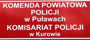 tablica z napisem komisariat policji w Kurowie