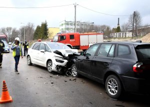 rozbite samochody na miejscu wypadku