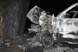 zniszczony samochód po wypadku i pożarze