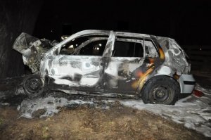 zniszczony samochód po wypadku i pożarze
