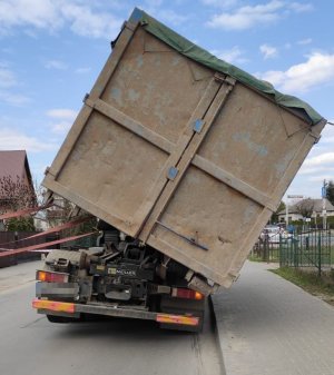 samochód ciężarowy z przechylonym kontenerem