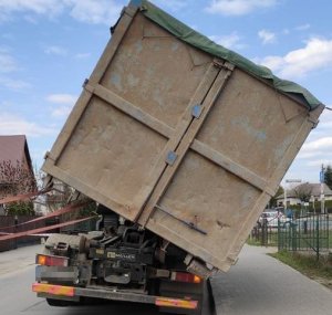 samochód ciężarowy z przechylonym kontenerem