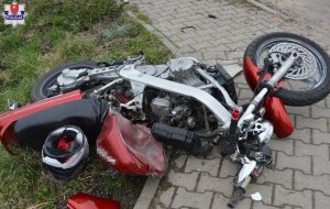 leżący na poboczu motocykl uszkodzony w wyniku wypadk