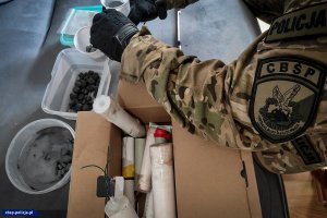 policjant zabezpiecza środki chemiczne