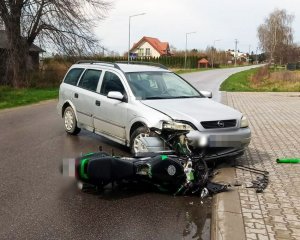 rozbity samochód i motocykl