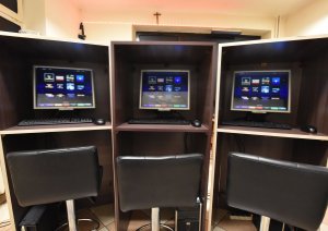 komputery i biurka służące do nielegalnego hazardu