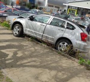 auto po zderzeniu z zaparkowanym samochodem